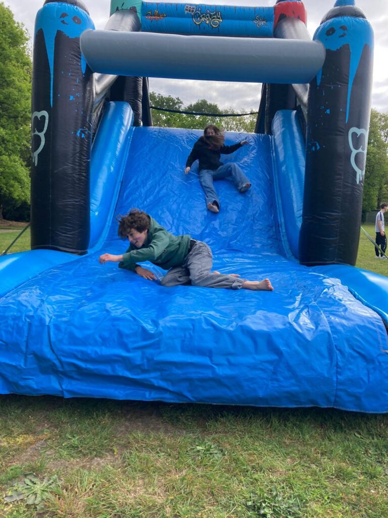Twee animatoren op het einde van hun race op het springkasteel.