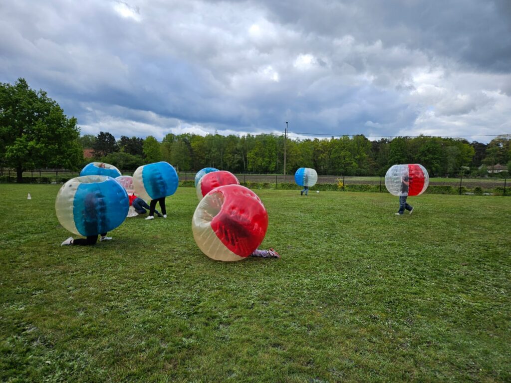 Animatoren spelen voetbal terwijl ze zelf in een bal zitten.