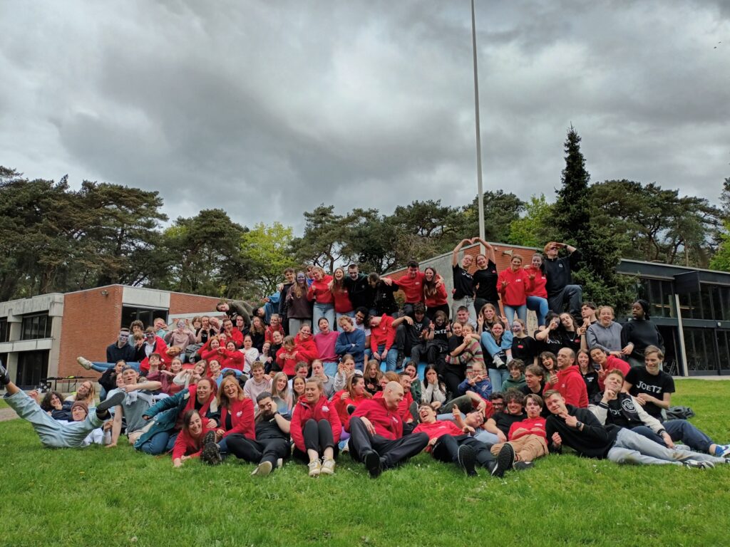 Een foto van een deel van de animatoren die aanwezig waren in het laatste cursus weekend van 2024.