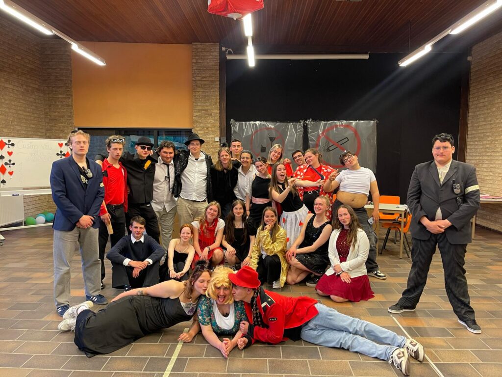 Groepsfoto van de brevies die het fun weekend toneel hebben gemaakt.